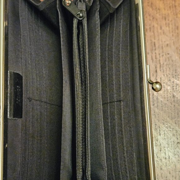 Vintage Isaac Mizrahi Black Leather Kiss-Lock Wallet. - Picture 4 of 6